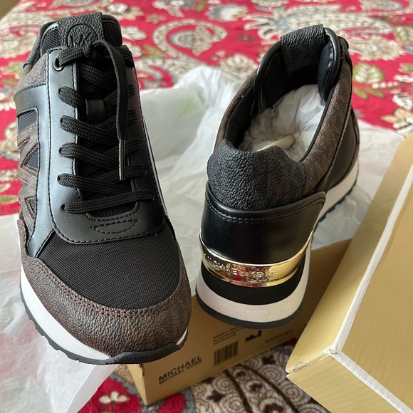 Michael Kors Maddy Size 7 Trainer MK Signature Brown/Black Model 49F1MAFS1B NIB - Picture 3 of 9